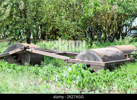 Pista di pattinaggio sul suolo. Pressore e manomissione del suolo sul rimorchio per trattore. Foto Stock