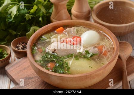 Zuppa di spaghetti di pollo al Caldo de Gallina sud-americana con uova sode ed erbe aromatiche. La classica zuppa di spaghetti di pollo peruviana. Foto Stock