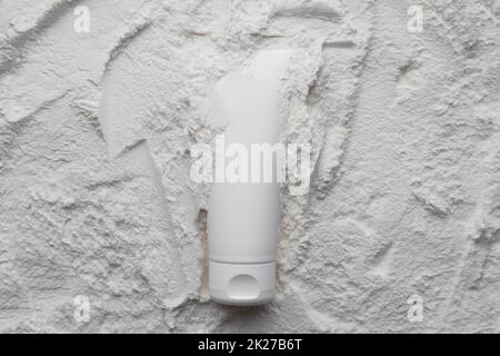 Tubo cosmetico bianco mock up su sfondo bianco polvere. Bellezza spa cura medica della pelle Foto Stock