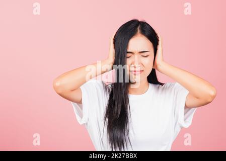 la donna ha orecchie chiuse con palmi delle mani e occhi chiusi Foto Stock