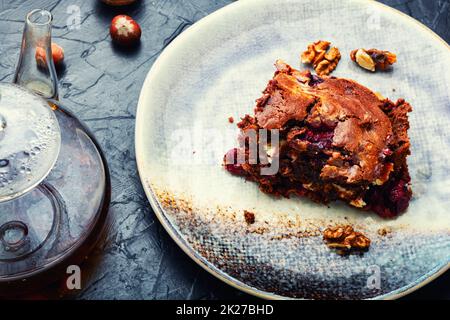 Torta di marmo con ciliegie. Foto Stock