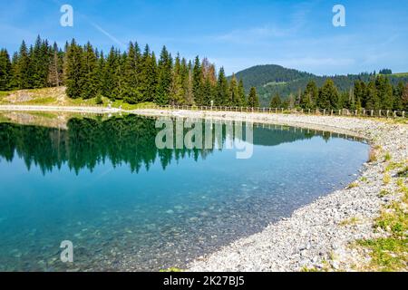 Lago di Balme e paesaggio di montagna a la Clusaz, Francia Foto Stock