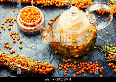 Tè con bacche di spina di mare Foto Stock