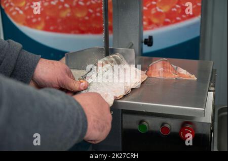 Servizio per il taglio di pesce su una bistecca in un supermercato di pesce Foto Stock