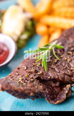 Il rosmarino su una bistecca Foto Stock