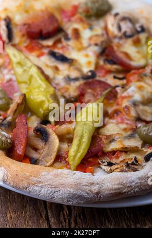 Primo piano di una pizza Foto Stock