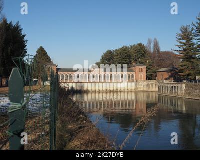 Edificio all'apertura del canale Cavour di Chivasso Foto Stock