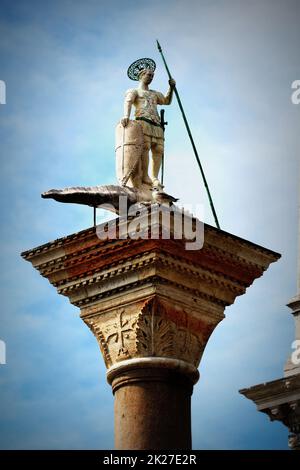 Saint Theodor statua su una colonna di Piazza San Marco di Venezia in Italia - Colonne di San Teodoro Foto Stock