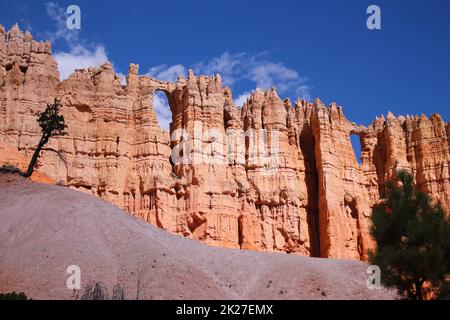 Due finestre triangolari disegnate naturalmente dagli hoodoos di roccia rossa del Bryce Canyon National Park Foto Stock