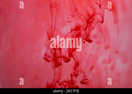 Inchiostro rosso sullo sfondo astratto dell'acqua. vortici di vernice in liquido Foto Stock