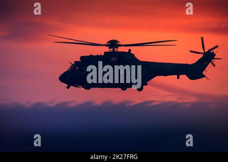Elicottero di salvataggio Puma tramonto Leszno Antidotum Airshow Foto Stock