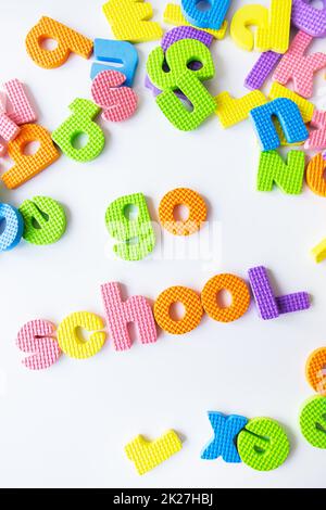 Lettere multicolore. Lettere per lo studio di bambini in asilo o scuola, lettere scanalate. Vai iscrizione scuola. Foto Stock