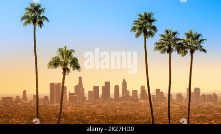lo skyline di los angeles con palme Foto Stock