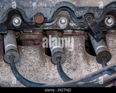 Fili per il collegamento delle candele di accensione di un motore per auto. Foto Stock