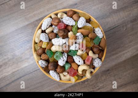 Dolci, uva passa, frutta candita e noci in una ciotola Foto Stock