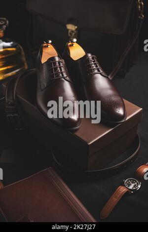 Elegante concetto di scarpe uomo in pelle marrone Foto Stock