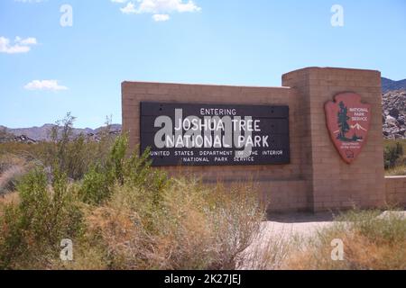 Il segno tradizionale all'entrata del Parco Nazionale di Joshua Tree Foto Stock