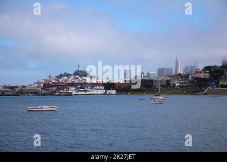 Lo skyline di San Francisco dal Fishermans Warf con la torre Coit in cima alla collina Foto Stock