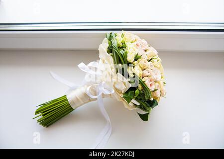 bel bouquet nuziale di rose che giacciono sul davanzale Foto Stock