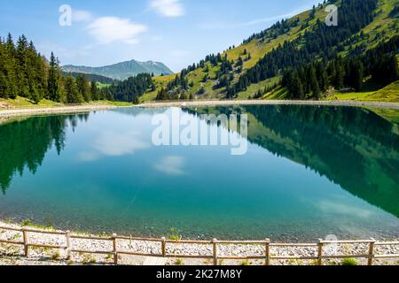 Lago di Balme e paesaggio di montagna a la Clusaz, Francia Foto Stock