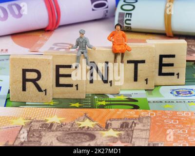 Pensione come immagine simbolica con banconote e monete in euro Foto Stock