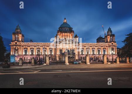 Illuminata Municipio di Belfast, Belfast, Irlanda del Nord Foto Stock