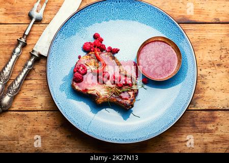 Bistecca fritta con salsa di lamponi Foto Stock