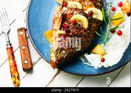 Carpa al forno con frutta. Foto Stock