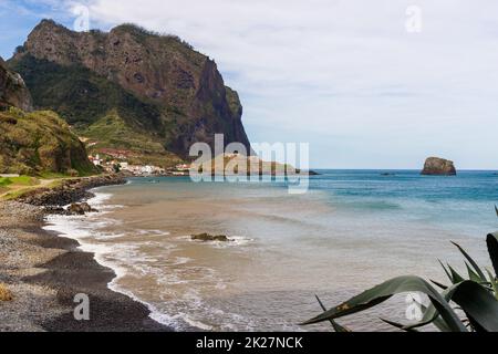 Vista idilliaca della spiaggia di Maiata sull'isola di Madeira Foto Stock