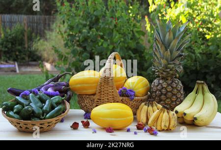 Frutta e verdura fresca in vendita presso il mercato agricolo banane e banane in miniatura Foto Stock