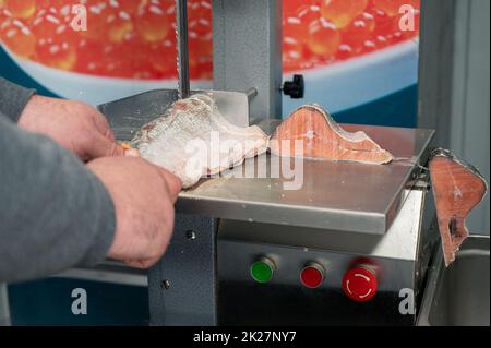 Servizio per il taglio di pesce su una bistecca in un supermercato di pesce Foto Stock