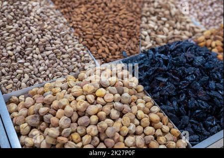 Frutta secca e noci sul mercato alimentare Foto Stock