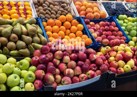 Assortimento di frutta fresca Foto Stock