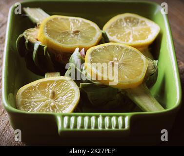 Ricetta di carciofi con aglio e limone in padella . Pronto per la cottura Foto Stock