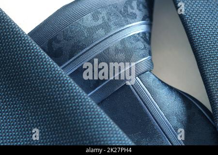 Blu classico suit, camicia e cravatta, vicino, vista dall'alto Foto Stock