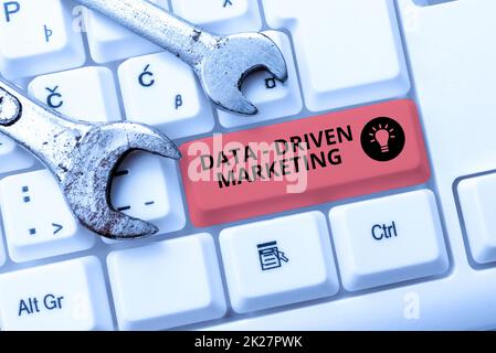 Ispirazione che mostra Sign Data Driven Marketing. Concetto che significa processo attraverso il quale i marketers ottengono le comprensioni e le tendenze che si collegano con gli amici in linea, facendo le conoscenze sul Internet Foto Stock