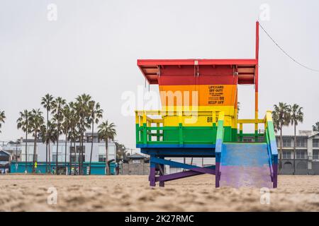 Colorata torre del bagnino dipinta di arcobaleno per Venezia Pride a Venice Beach - primo piano Foto Stock