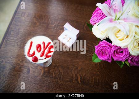 Dessert di San Valentino con le parole amore e ciliegie. Foto Stock