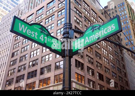 Green West 41st Street e Avenue of the Americas 6th Bryant Park segno tradizionale nel centro di Manhattan a New York City Foto Stock