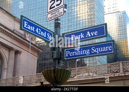 Blue East 42nd Street e Park Ave segno storico ( Pershing Square ) nel centro di Manhattan Foto Stock