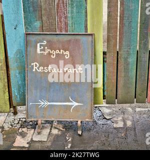 Insegna con l'iscrizione Eingang Restaurant nel centro di Berlino. Traduzione sul cartello: Ingresso Ristorante Foto Stock