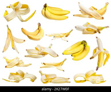 set di varie banane e bucce di banana isolato Foto Stock