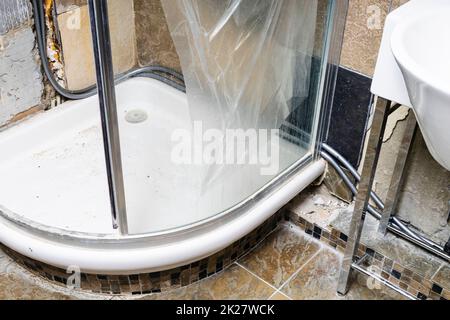 distribuzione temporanea di tubi dell'acqua nella doccia Foto Stock