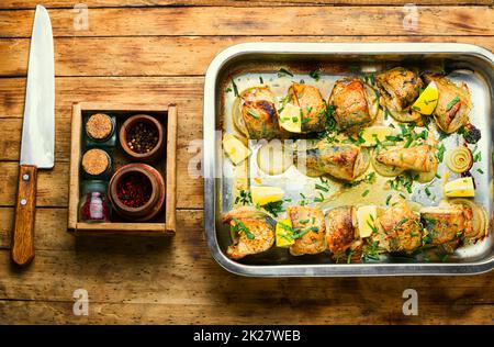 Sgombro al forno su un cuscino di cipolla Foto Stock