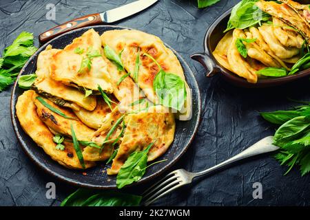 azerbaigiano qutab con verdure e formaggio Foto Stock