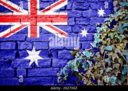 Bandiera australiana grunge su muro di mattoni con edera pianta Foto Stock