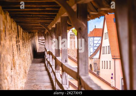 Mura storiche di difesa di Rothenburg ob der Tauber vista della passerella Foto Stock