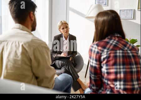 Coppia infelice che discuti il disaccordo all'ufficio degli psicologi Foto Stock