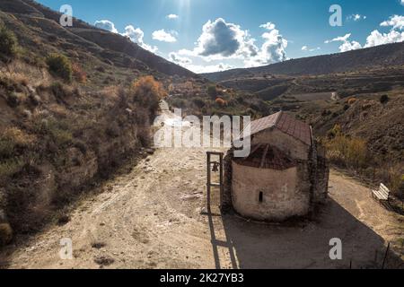 Cappella medievale di Sant'Elisabetta (Agia Elisavet) vicino al villaggio di Agios Amvrosios. Distretto di Limassol, Cipro Foto Stock