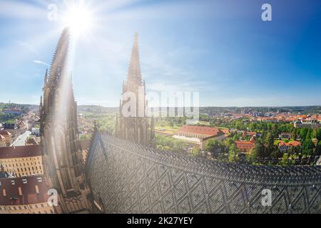 Le guglie delle torri ornate della Cattedrale medievale di San Vito. Praga, Repubblica Ceca Foto Stock